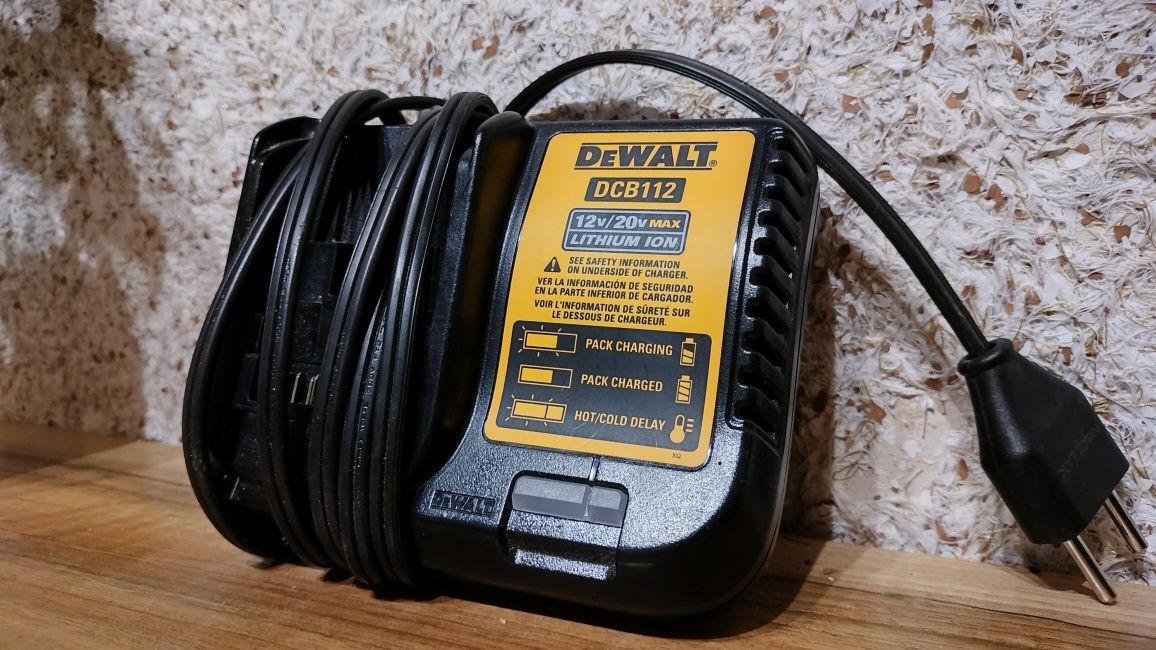 Зарядка для акумуляторів DeWalt DCB 112