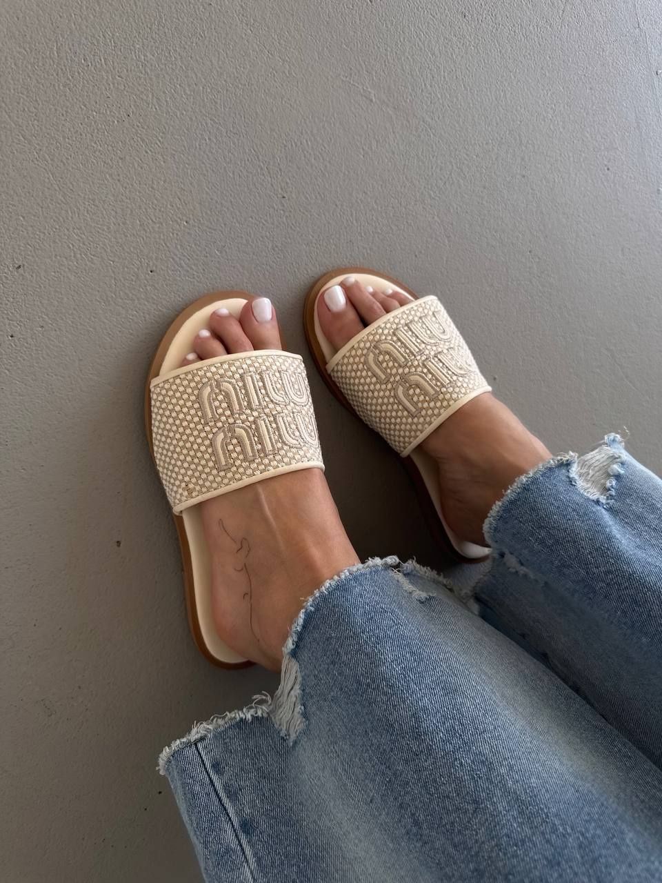 36-41 | Жіночі шльопанці Miu Miu Light Cream Slides | Жіночі шльопки