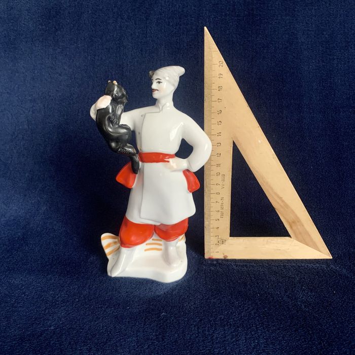 Статуетка Вакула, козак і дівчина, підсвічники, олімпійський мішка,