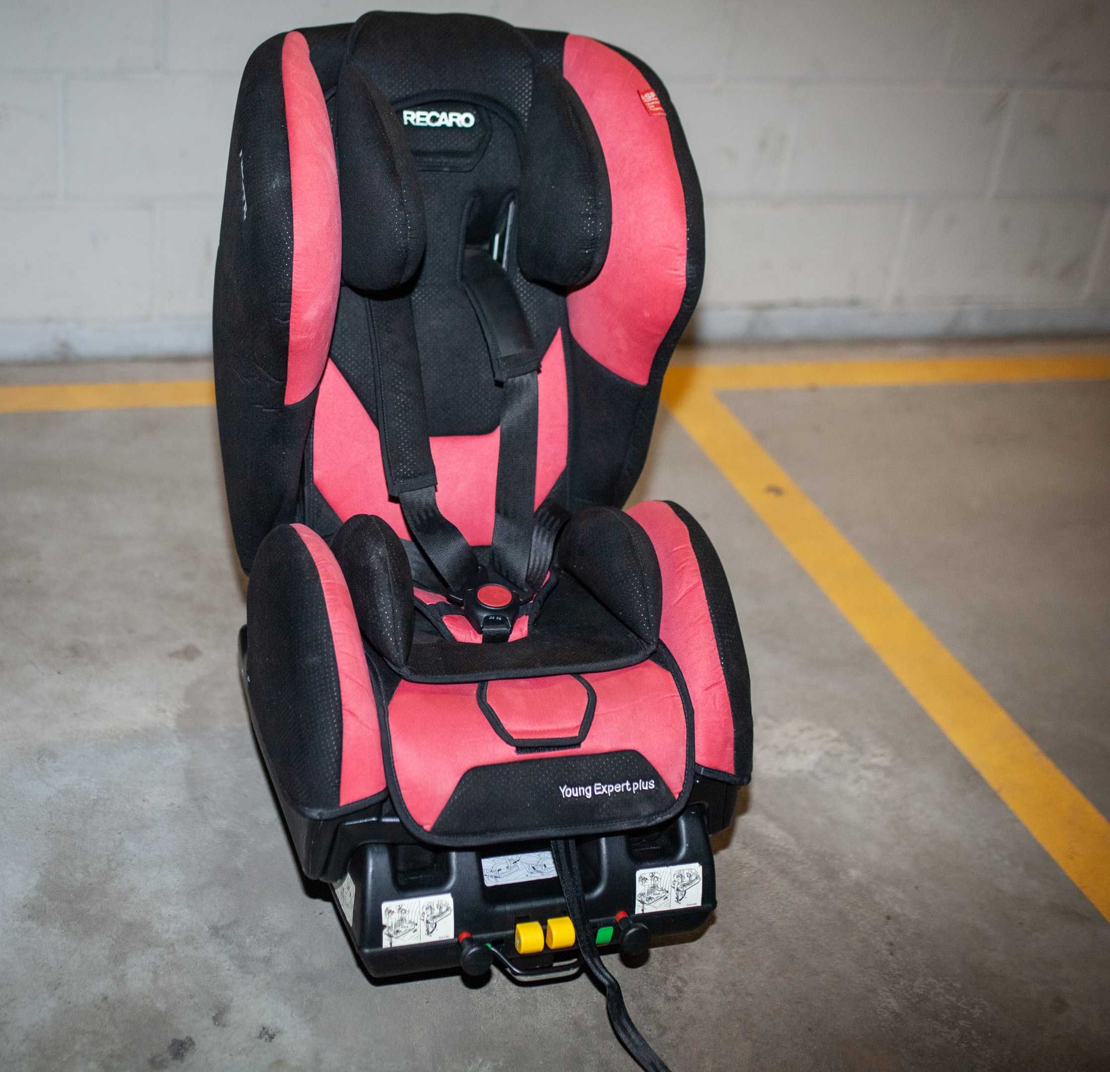 Fotelik Recaro Young Expert Plus (9-18kg)  + Baza isofix