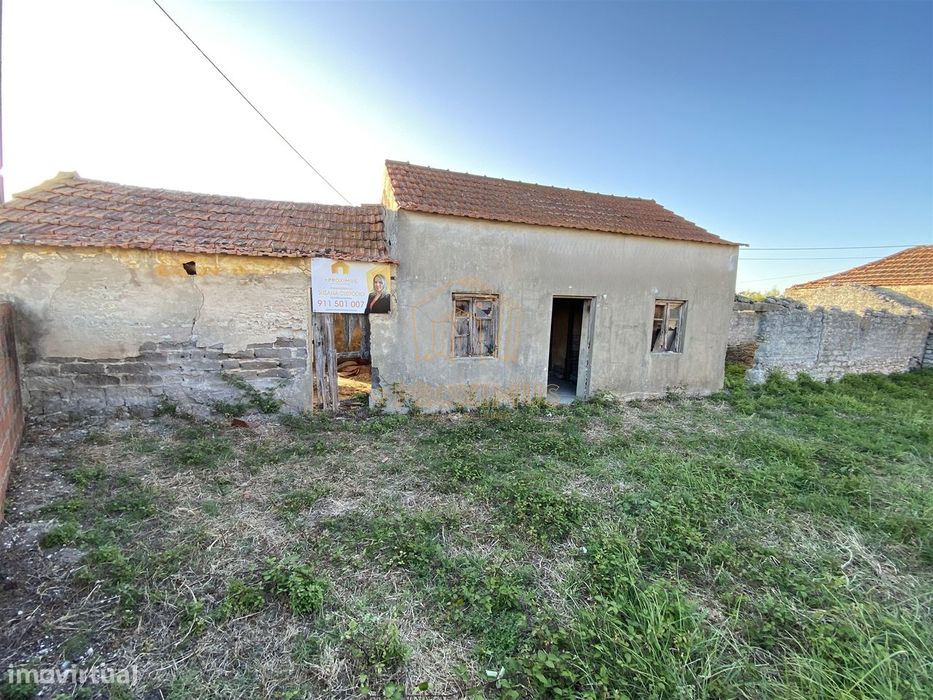 Moradia T1+1 p/ restaurar c/ terreno