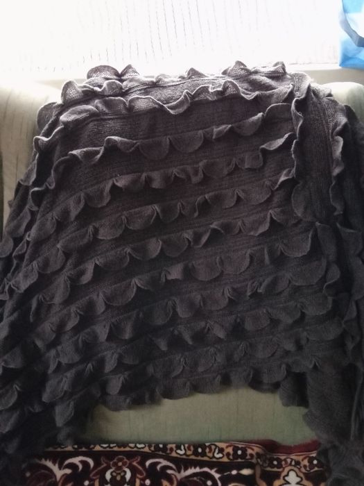 В'язане тепле пончо.