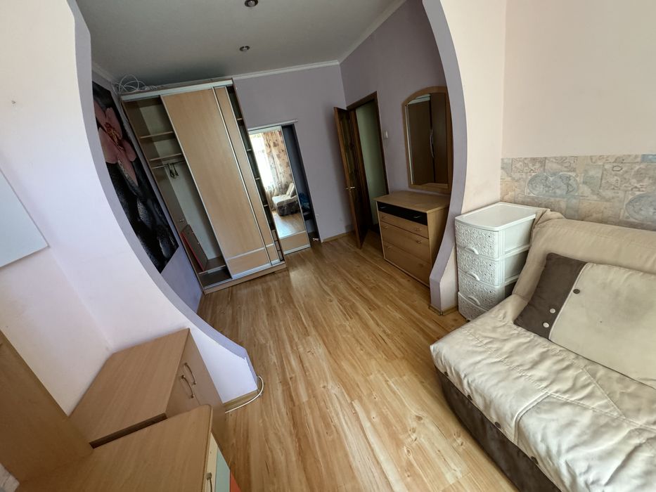 Продам 2 комнатную квартиру сталинку в центре города район металлургич