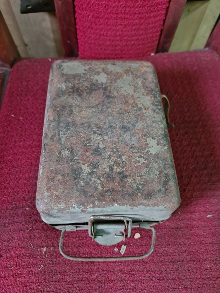 Stary zabytkowy wojskowy pojemnik apteczka skrzynka walizka