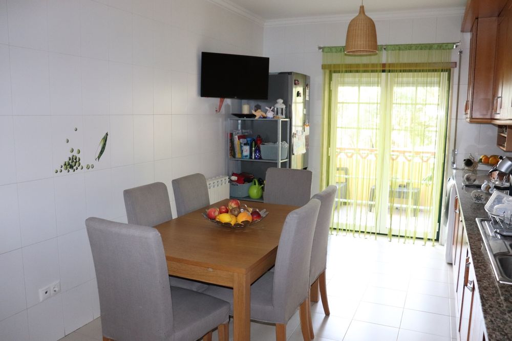 Mesa de madeira e 6 cadeiras