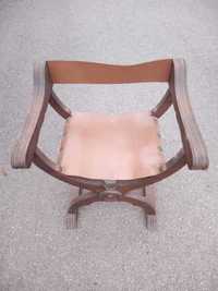 Venda de cadeira de madeira maciça muito antiga