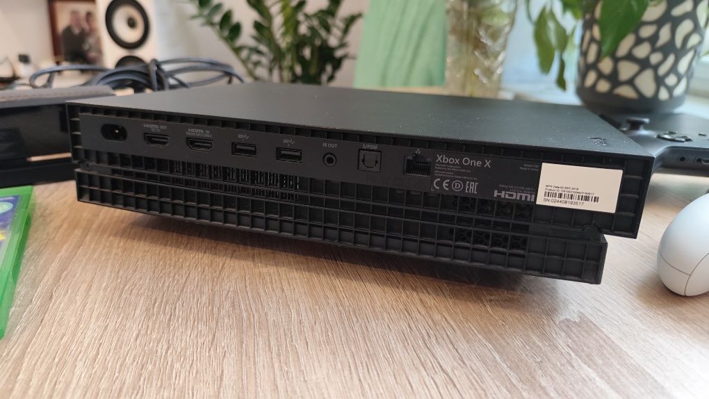 Xbox One X + 2 pady + Kinect + Just Dance 2022