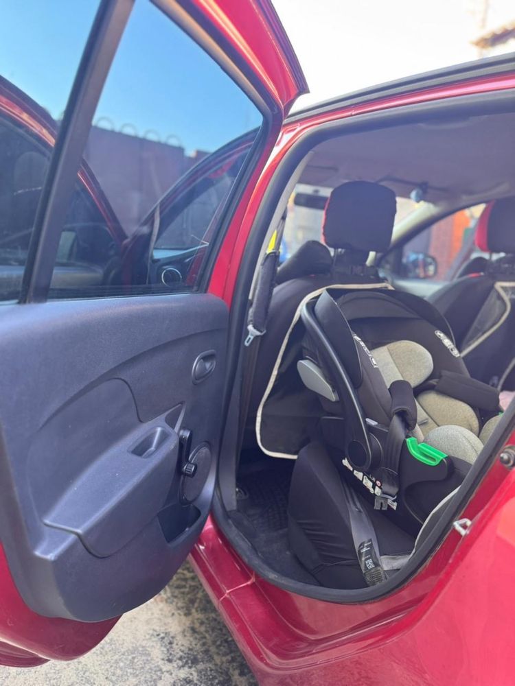 Подам Renault Sandero 2013 год