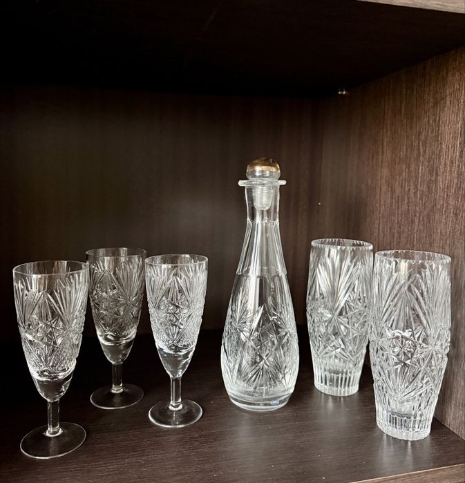 Набір кришталевої посуди: графін, 3 бокали та 2 маленькі вази