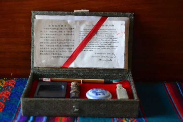 Caixa com material de caligrafia chinesa.