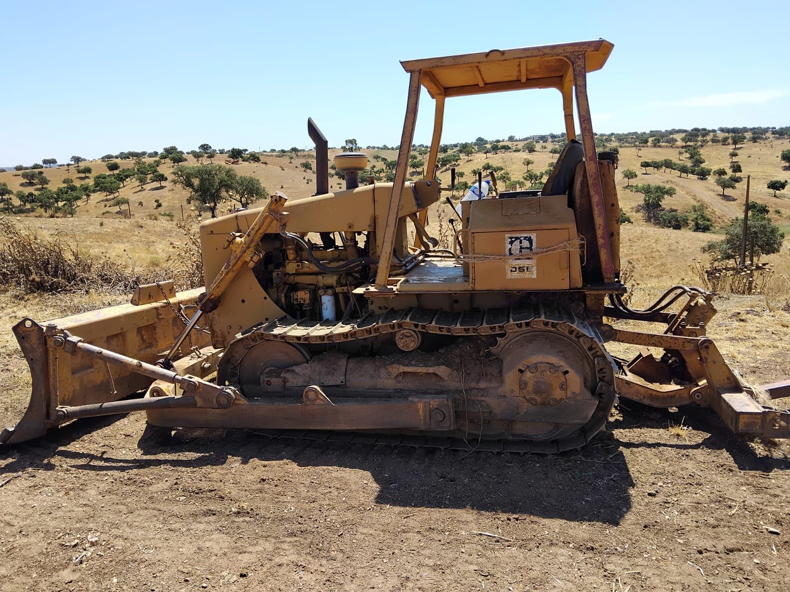 Caterpillar D4E com lâmina
