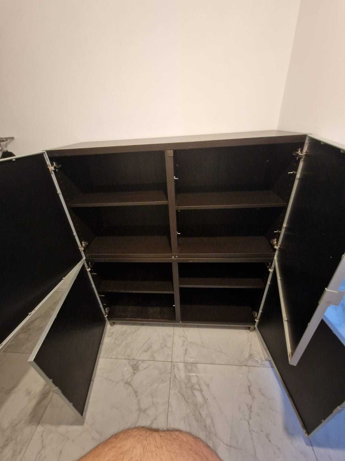 Szafka drewniana ze szklanym przodem.