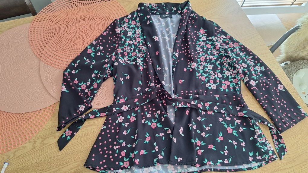 Narzutka wiązana w pasie a la kimono
