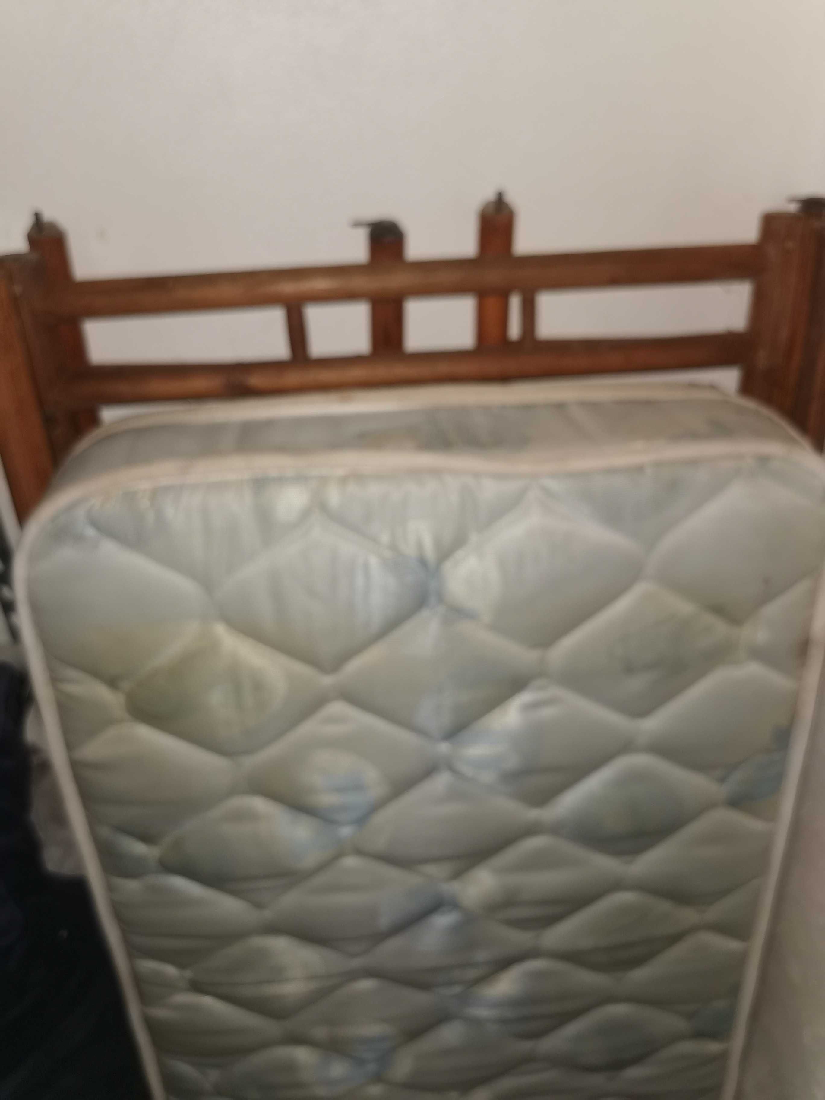 Cama de bebé antiga em bambu (60 anos)