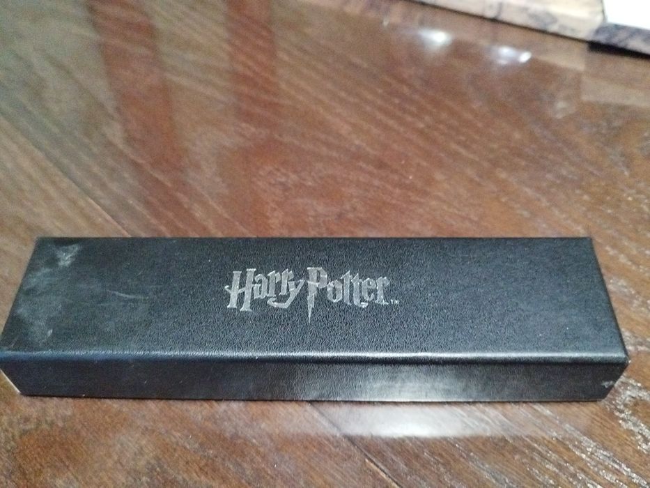 Гарри Поттер(перо с чернильнице,очки,металлическая ручка и сам Гарри)