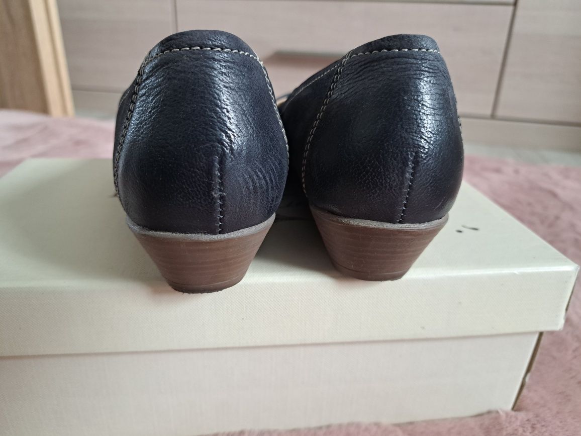 Buty na niskiej koturnie Lasocki