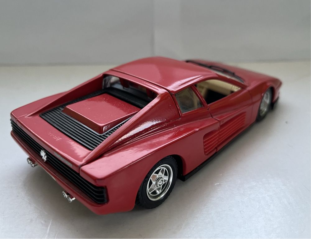 Model samochodu w skali 1:24 Ferrari Testarossa Bburago Burago