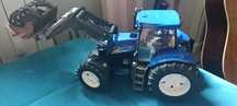 Traktor New Holland z turem T8040 Bruder