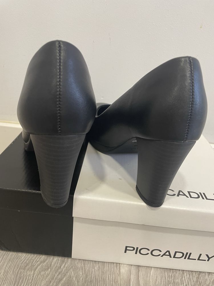 Sapatos Piccadilly pretos