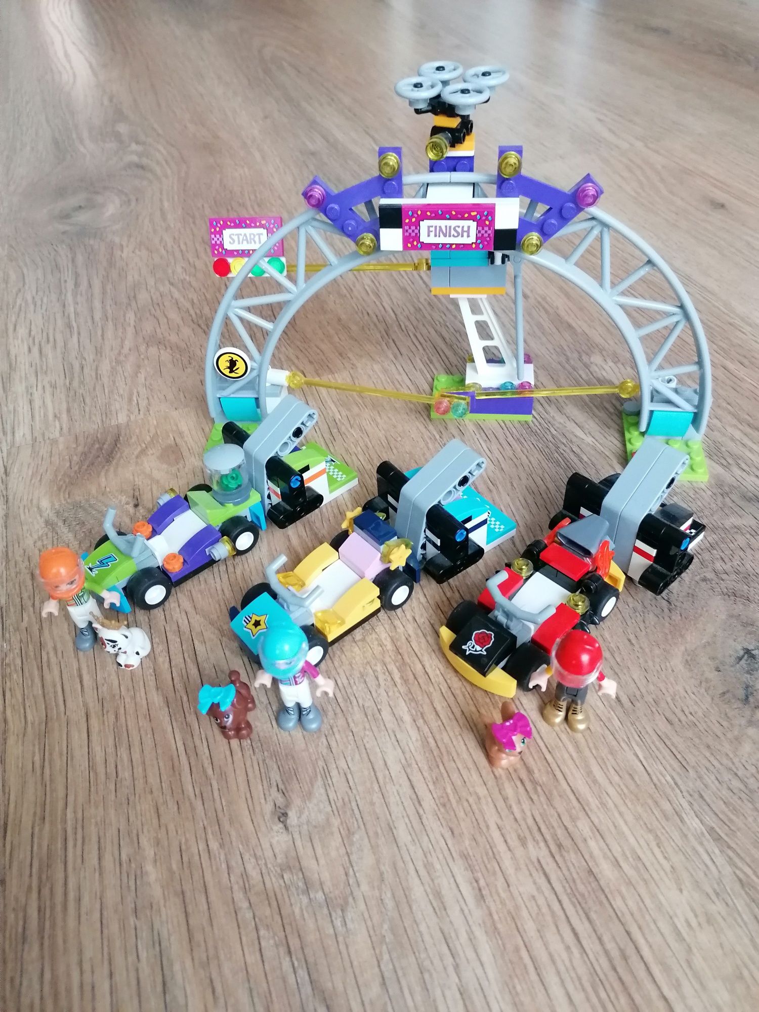 LEGO Friends 41352 Dzień wielkiego wyścigu