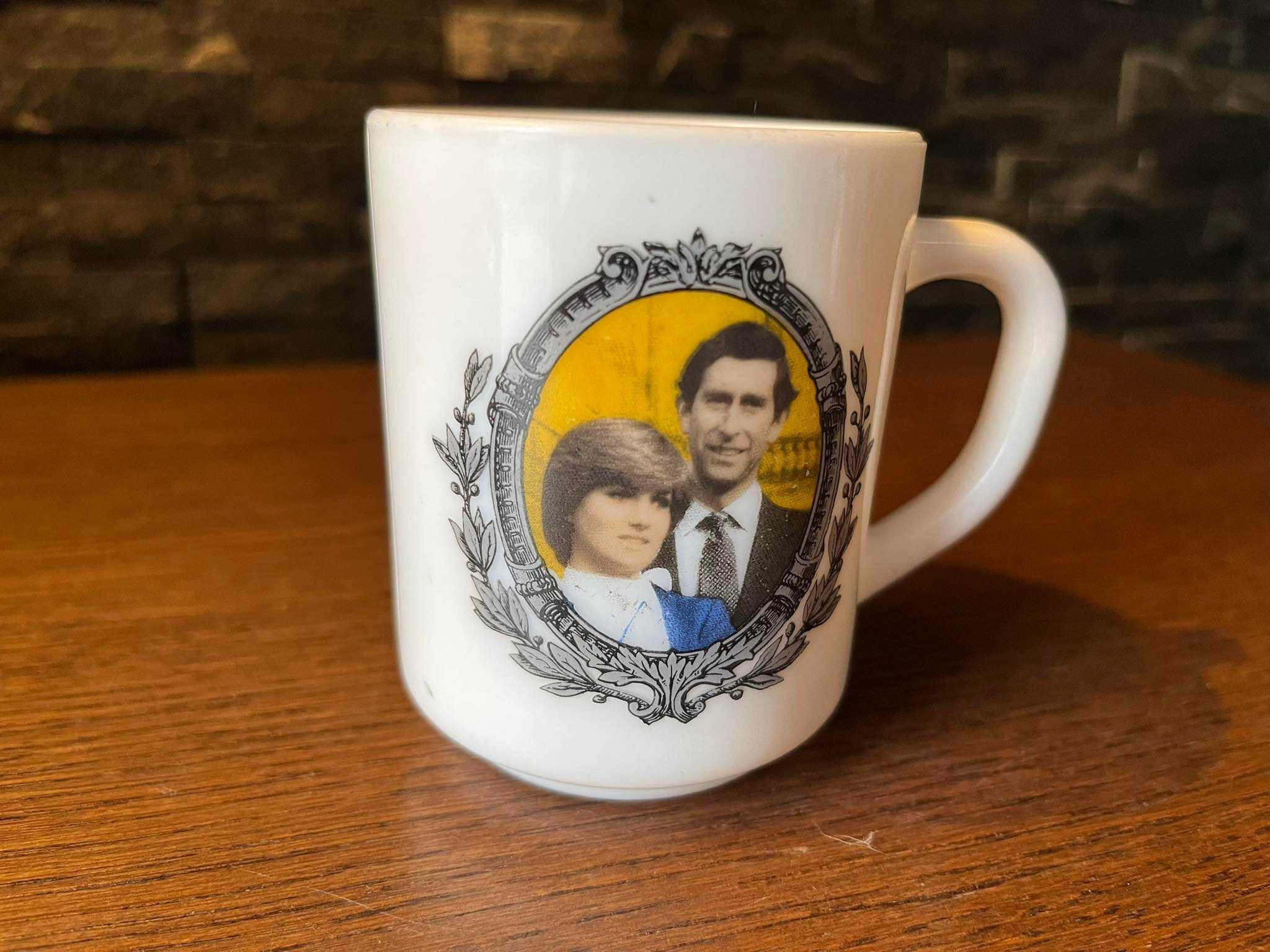 Kubek królewski szkło Arcopal France król Karol i Diana