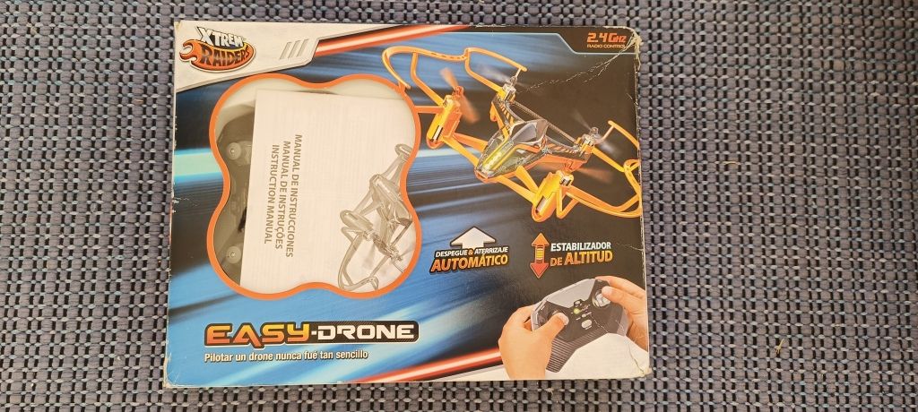 Drone pequeno em bom estado.