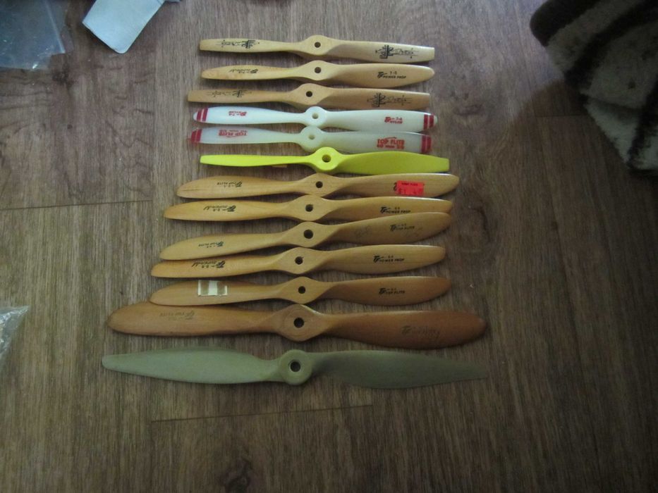 продам авиамодели, авиамодельные микродвигатели ,пропеллеры .