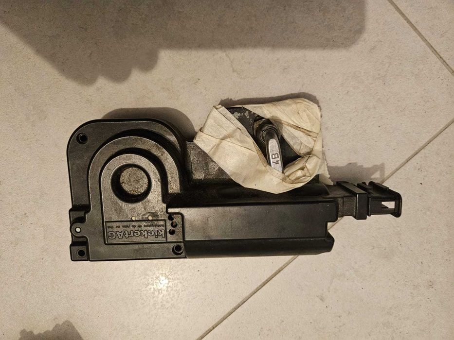 Zamek klapy dociąg VW T5