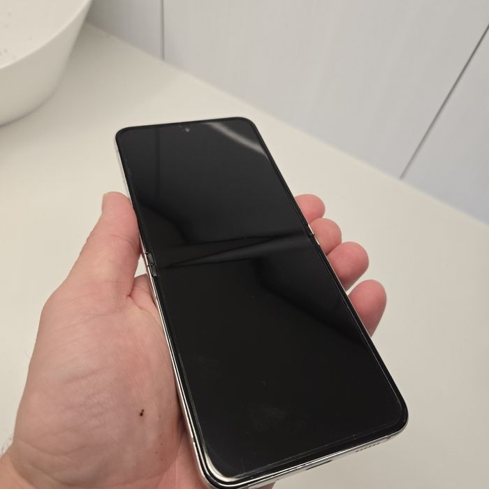 Smartfon SAMSUNG Galaxy Z Flip 5 8/256 GB 5G 6.7" Beżowy