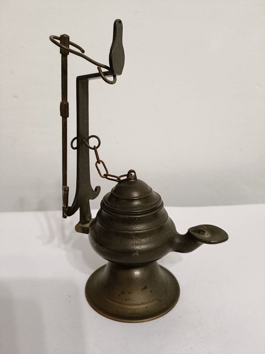 Lampa oliwna na stojaku.
