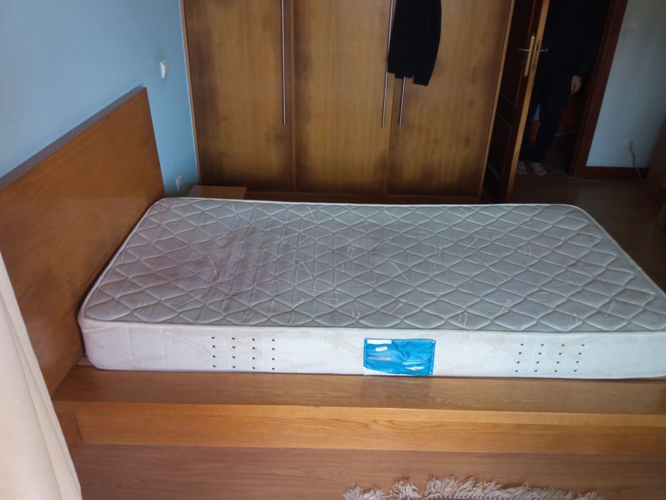 Cama/ cabeceira e colchao