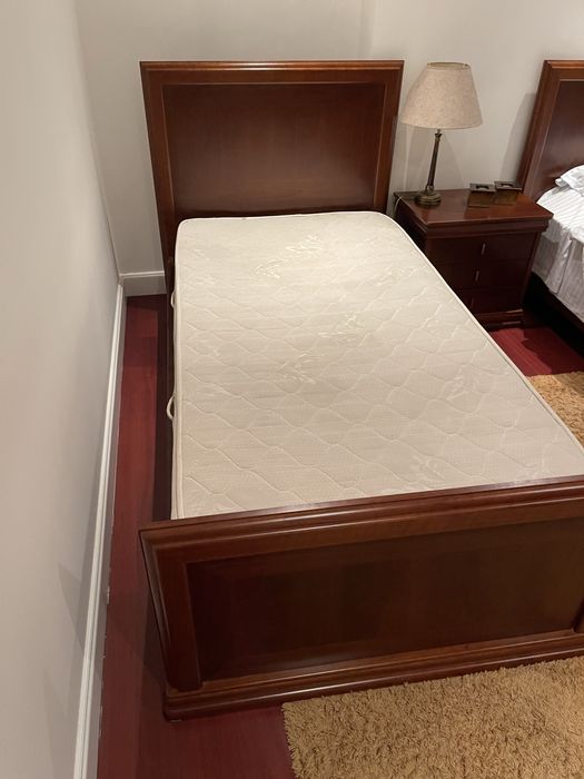 Quarto cama solteiro duas camas mesa cabeceira