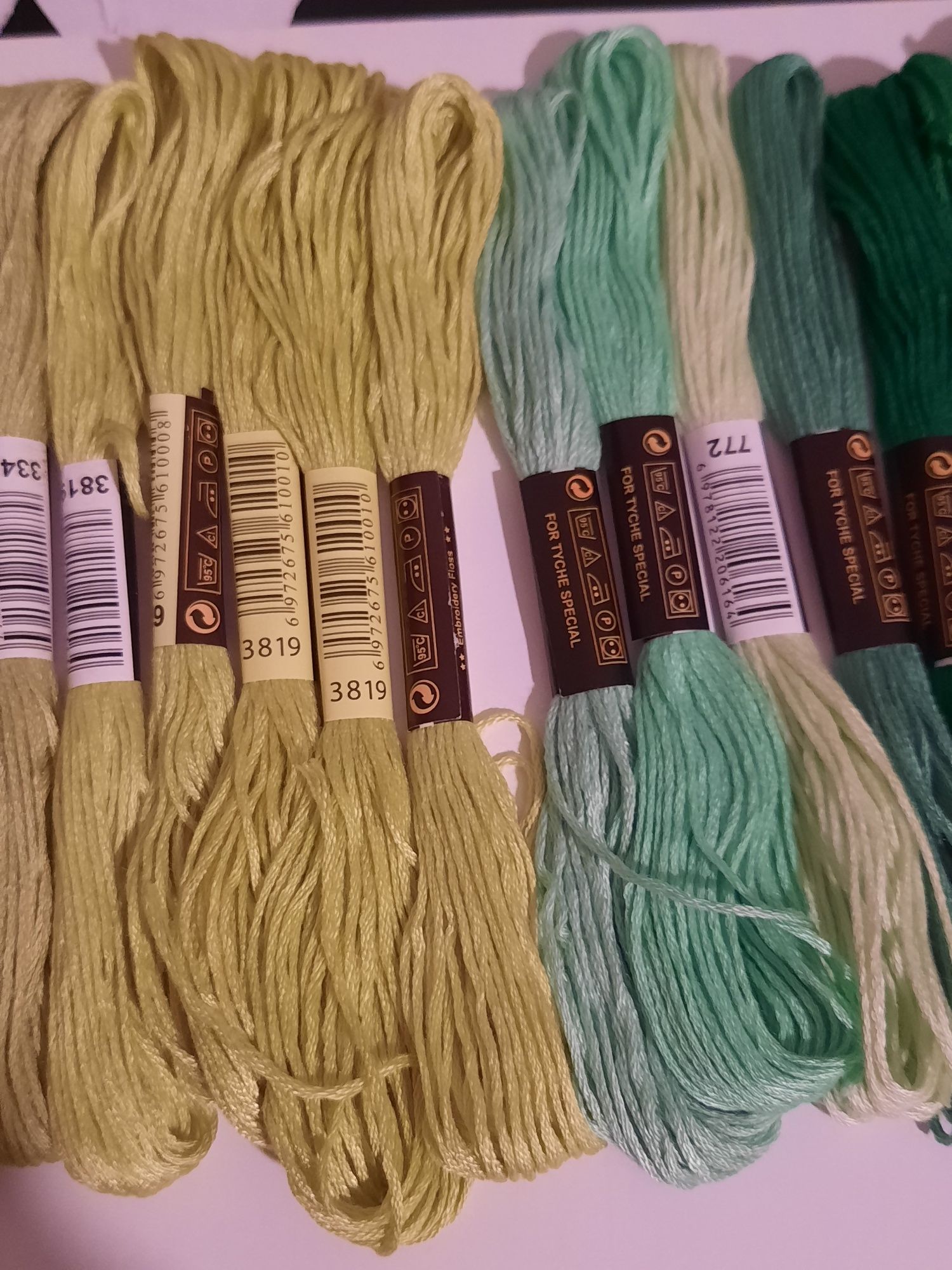 20 meadas de fio para bordados, ponto cruz e costura. 
Várias cores di