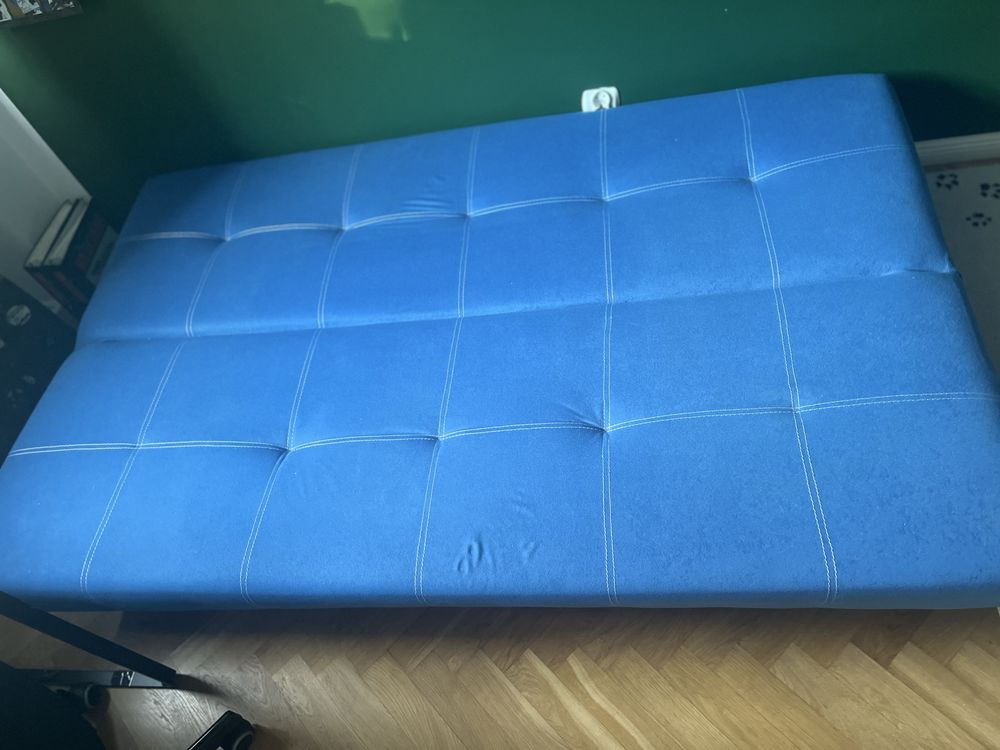 Sofa rozkładana z pojemnikiem na pościel