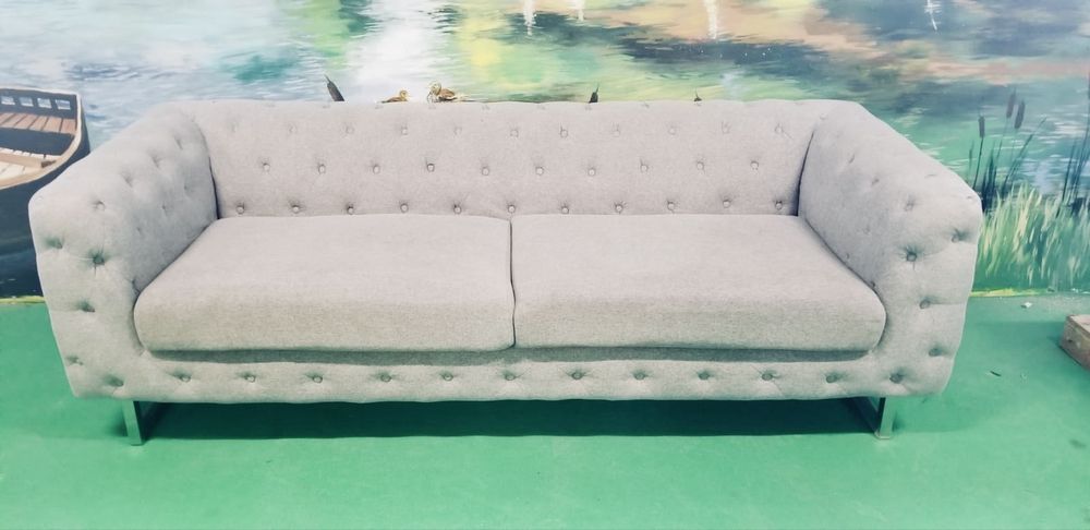 Szara sofa pikowana transport