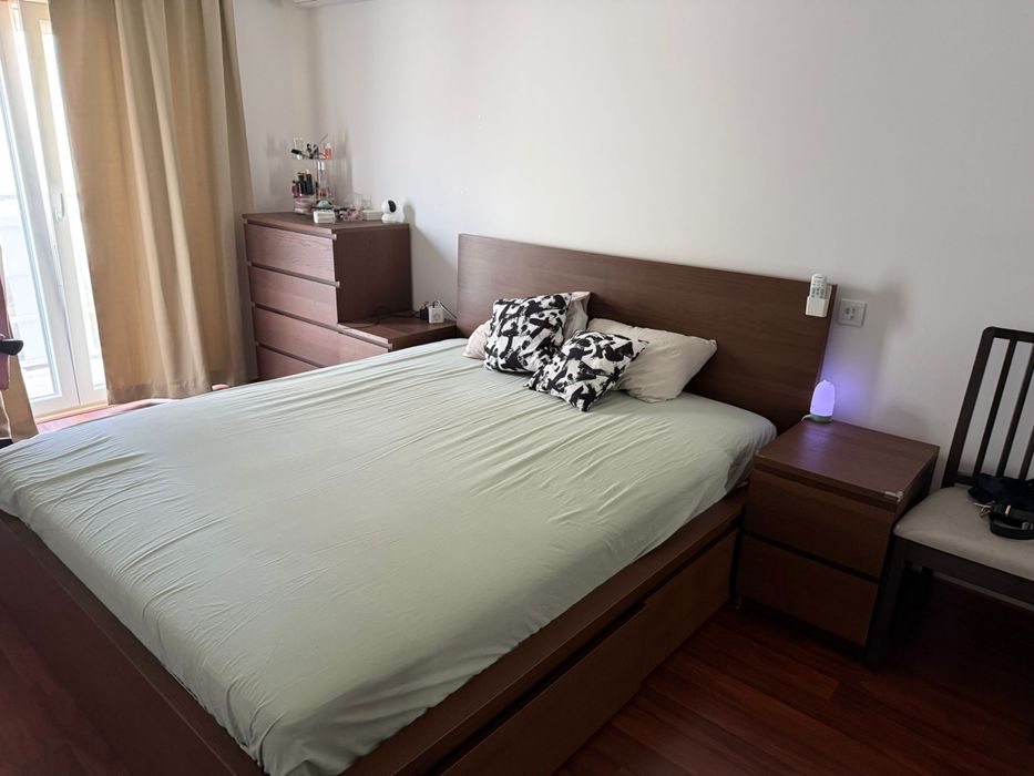 Cama,comoda,mesa de cabeceira