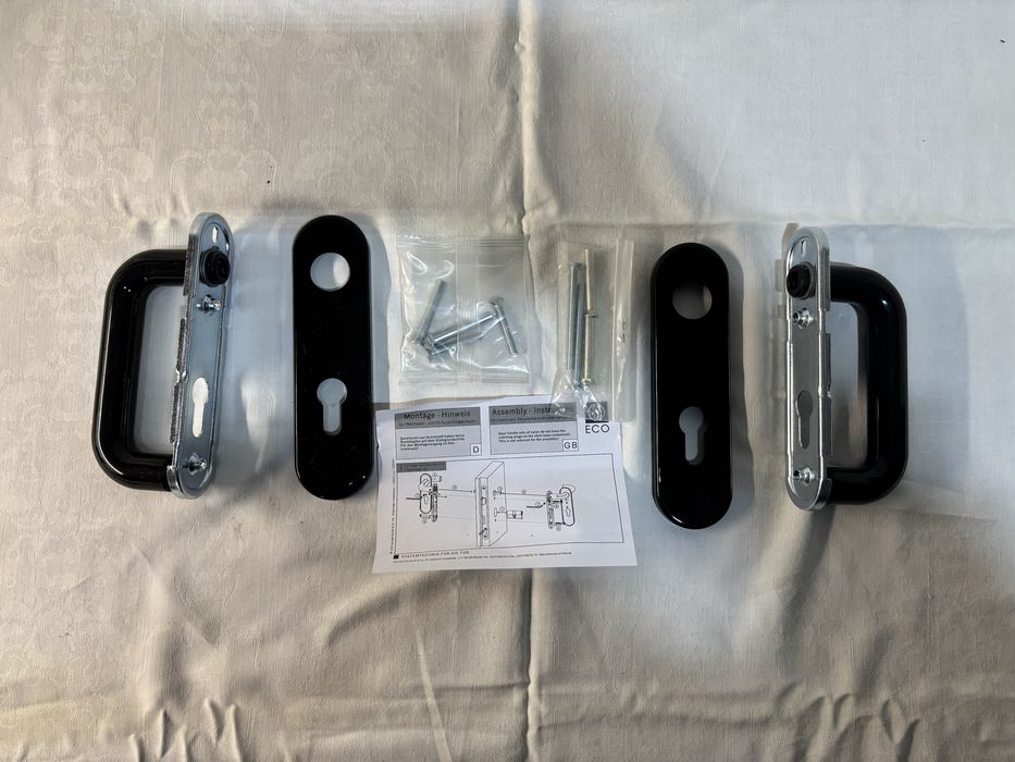 Klamki do drzwi na zewnątrz i wewnątrz przeciwpożarowe