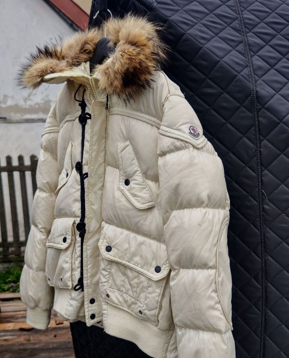 Kurtka Moncler kremowa