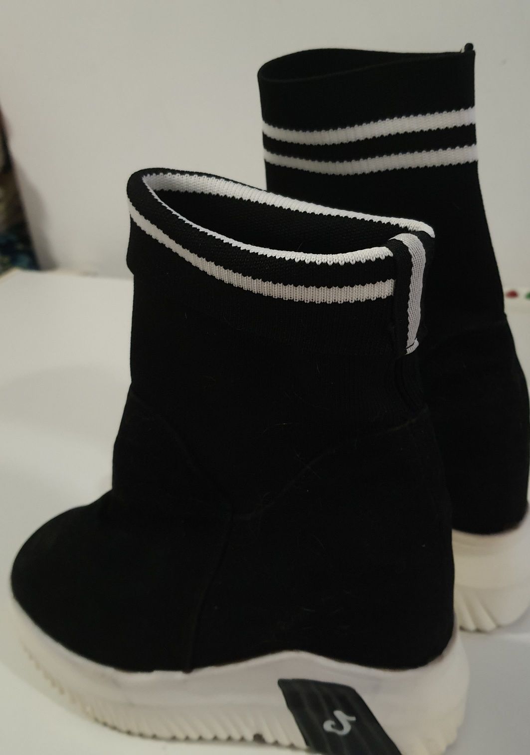 Botas pretas com branco