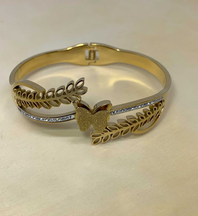 Pulseira padrão de folha vazada c/ pendente borboleta – aço inoxidável