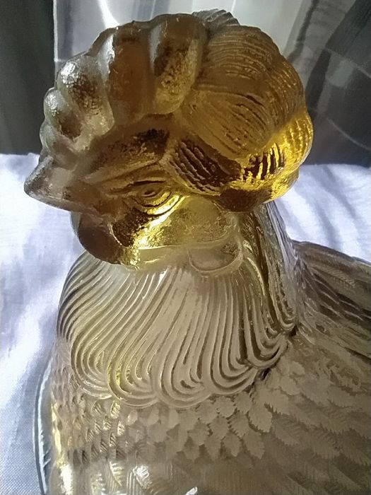 Duża kura miodowa, bursztynowa PRL