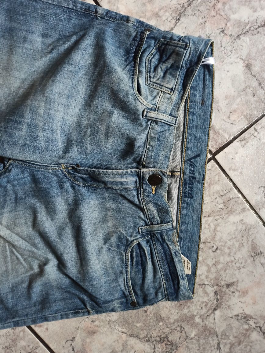 Spodnie jeansy proste Ventana jeans, szersze na dole z małą wadą.