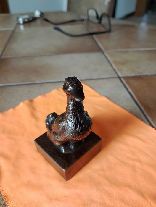 Kaczka rzeźba z brązu