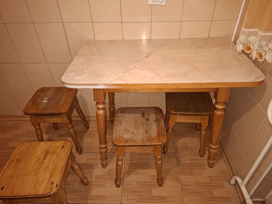 Табуретки дубові