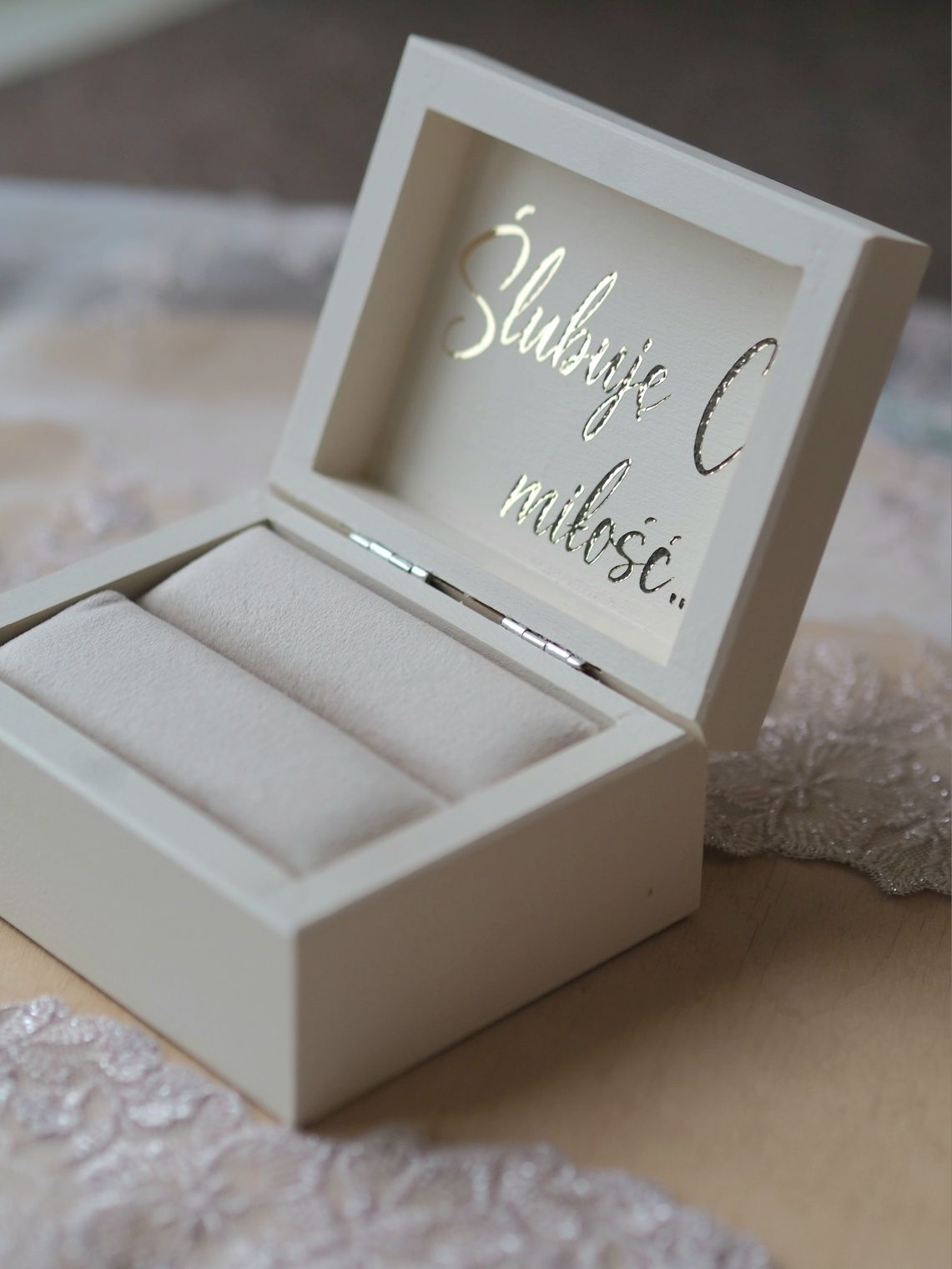 Pudełko na obrączki Minimalistyczne z poduszką velvet beż