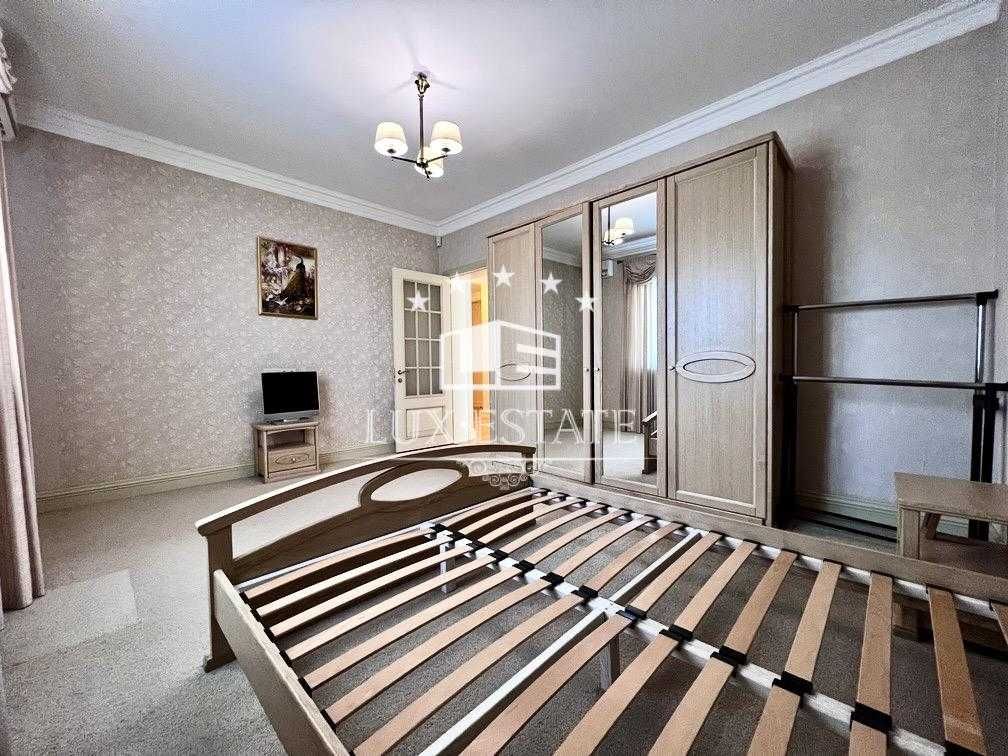 В продаже дом с бассейном в районе Лысой Горы