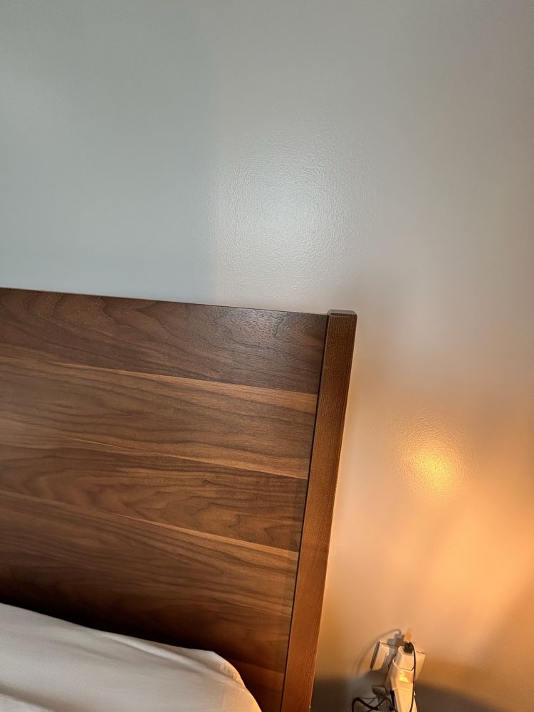 Cama de madeira maciça 160x200. Esta cono nova.