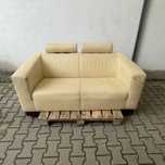 Sofa 2-osobowa kremowa – skórzana, biurowa, vintage