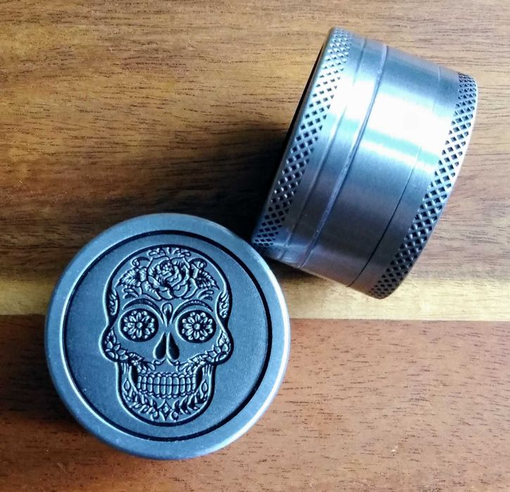 Grinder Calavera crusher młynek do suszu ziół metalowy z sitkiem 40mm