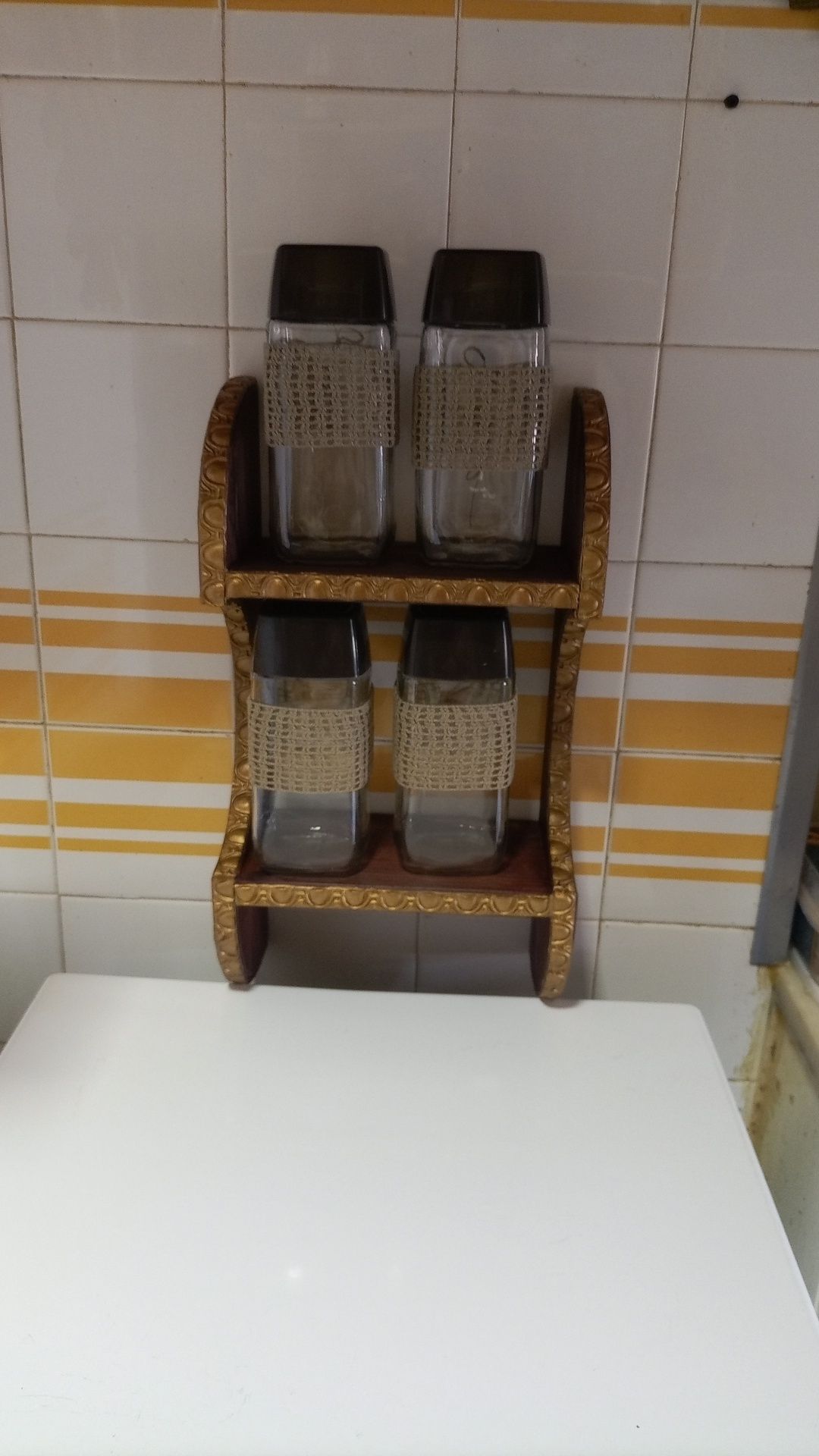 Estante pequena decorada e c/sem frascos